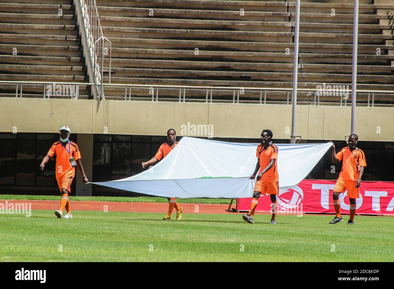 Afrika-Cup der Nationen Qualifikation 2020. Statt Kinder führen Erwachsene Männer die Teams bei einem Fußballspiel zwischen Simbabwe und Algerien in Harare auf das Feld. Simbabwe spielte sein erstes offizielles Fußballspiel seit der Aussperrung. Die Bälle mussten jedes Mal desinfiziert werden, wenn sie aus dem Spiel gingen. Simbabwe. Stockfoto