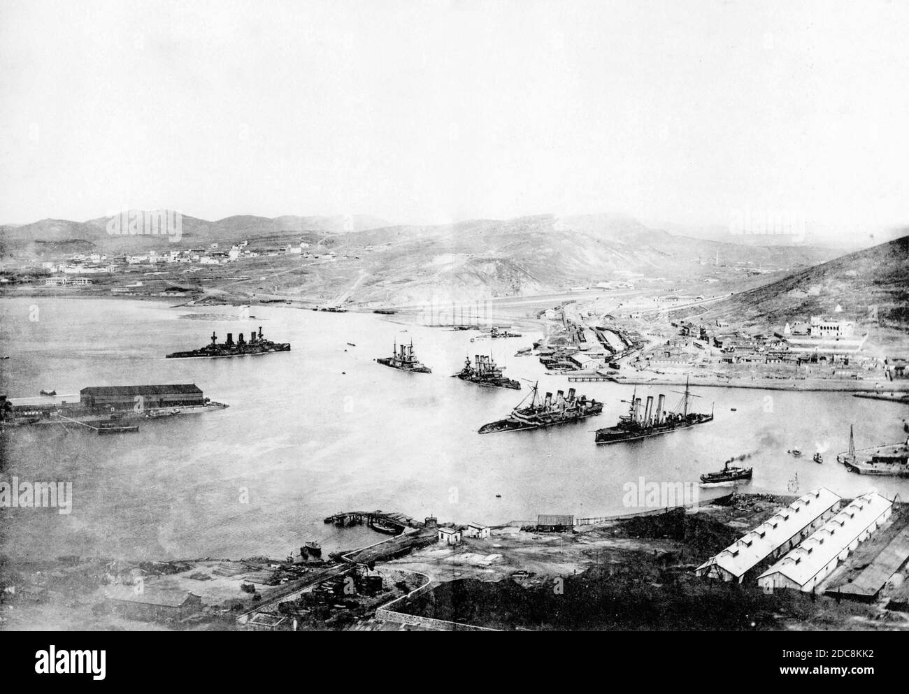 RUSSISCH-JAPANISCHER KRIEG 1904-5. Russische Schiffe versenkt in Port Arthur gesehen von Gold Hill Stockfoto
