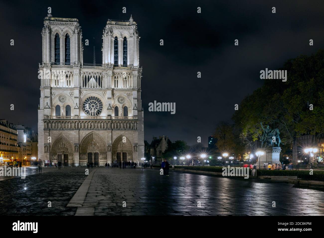 Westfront der Kathedrale Notre Dame, Paris, Frankreich, - Paris bei Nacht Stockfoto