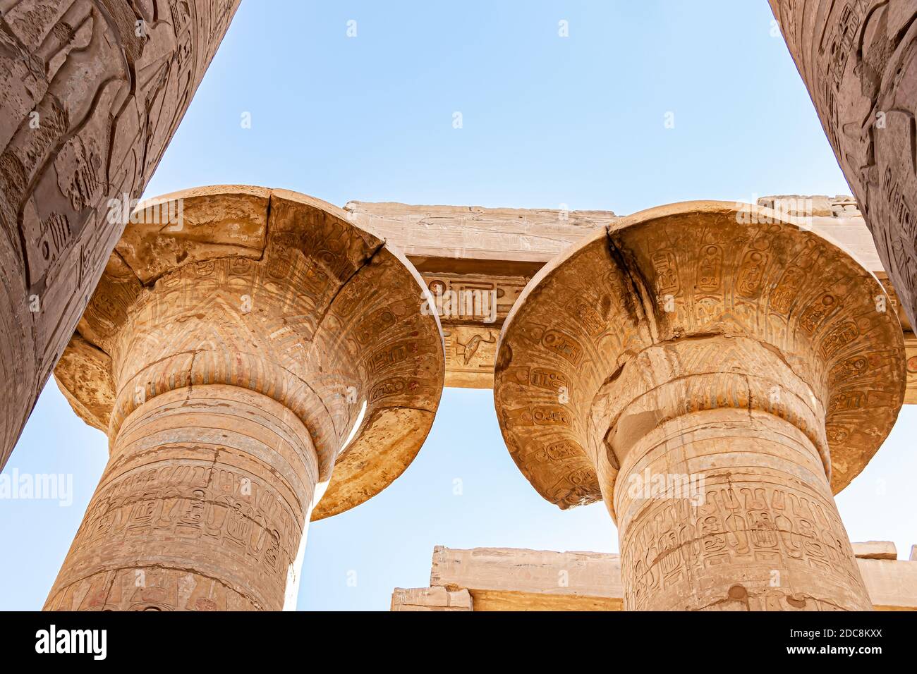 Kolonne Hauptstadt mit Hieroglyphen im Luxor Tempel, einem großen alten ägyptischen Tempelkomplex am Ostufer des Nils in der Stadt zu Stockfoto