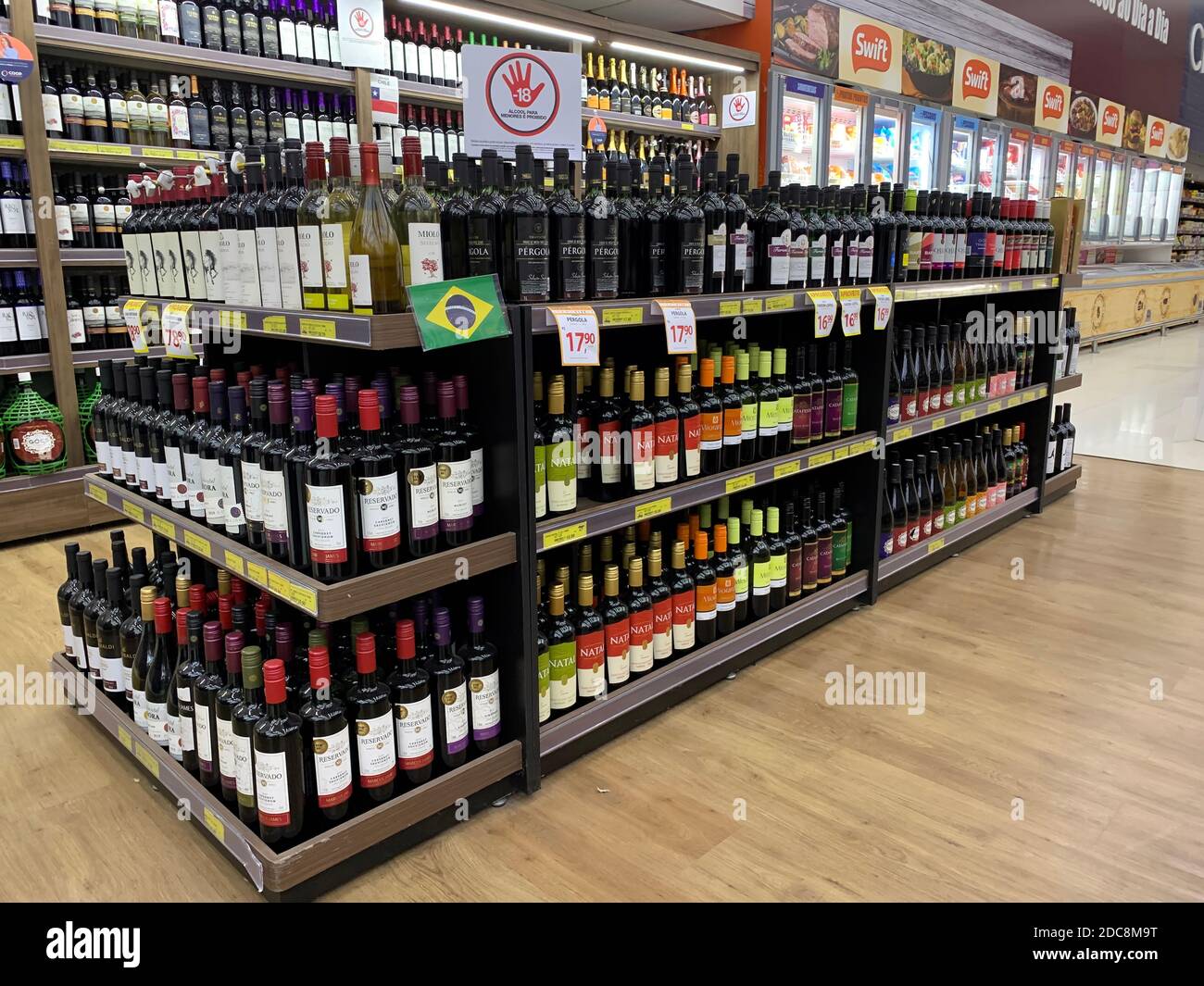 November 2020. São Paulo, SP, Brasilien. Stock mit Sorten von brasilianischen Weinen in einem Supermarkt. Stockfoto