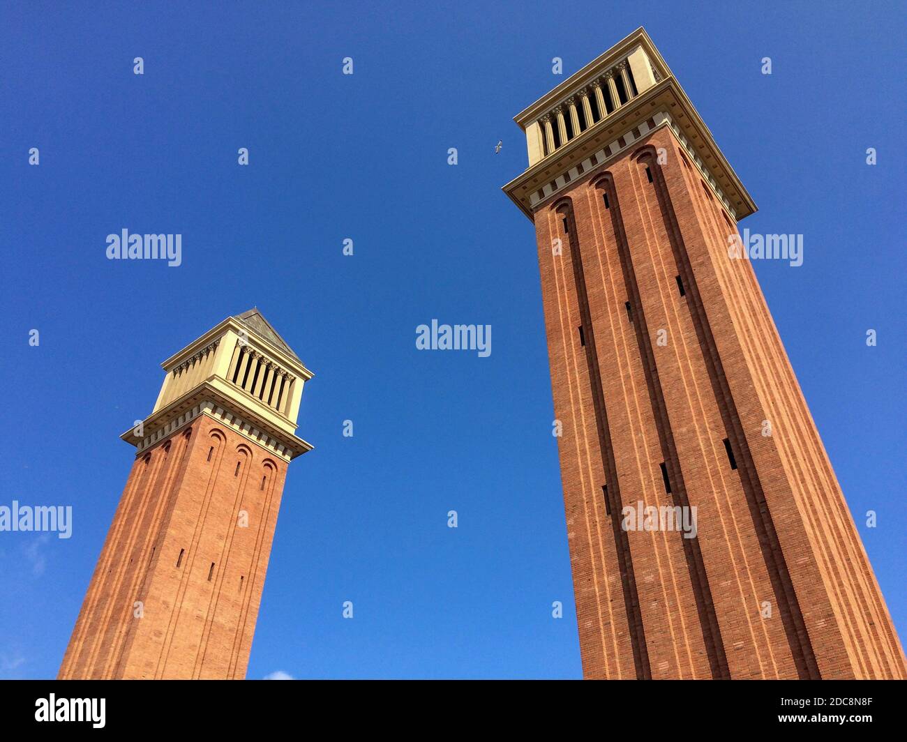 Zwei hohe Türme, zwei hohe Türme gegen den klaren blauen Himmel, weißer Vogel am Himmel Stockfoto