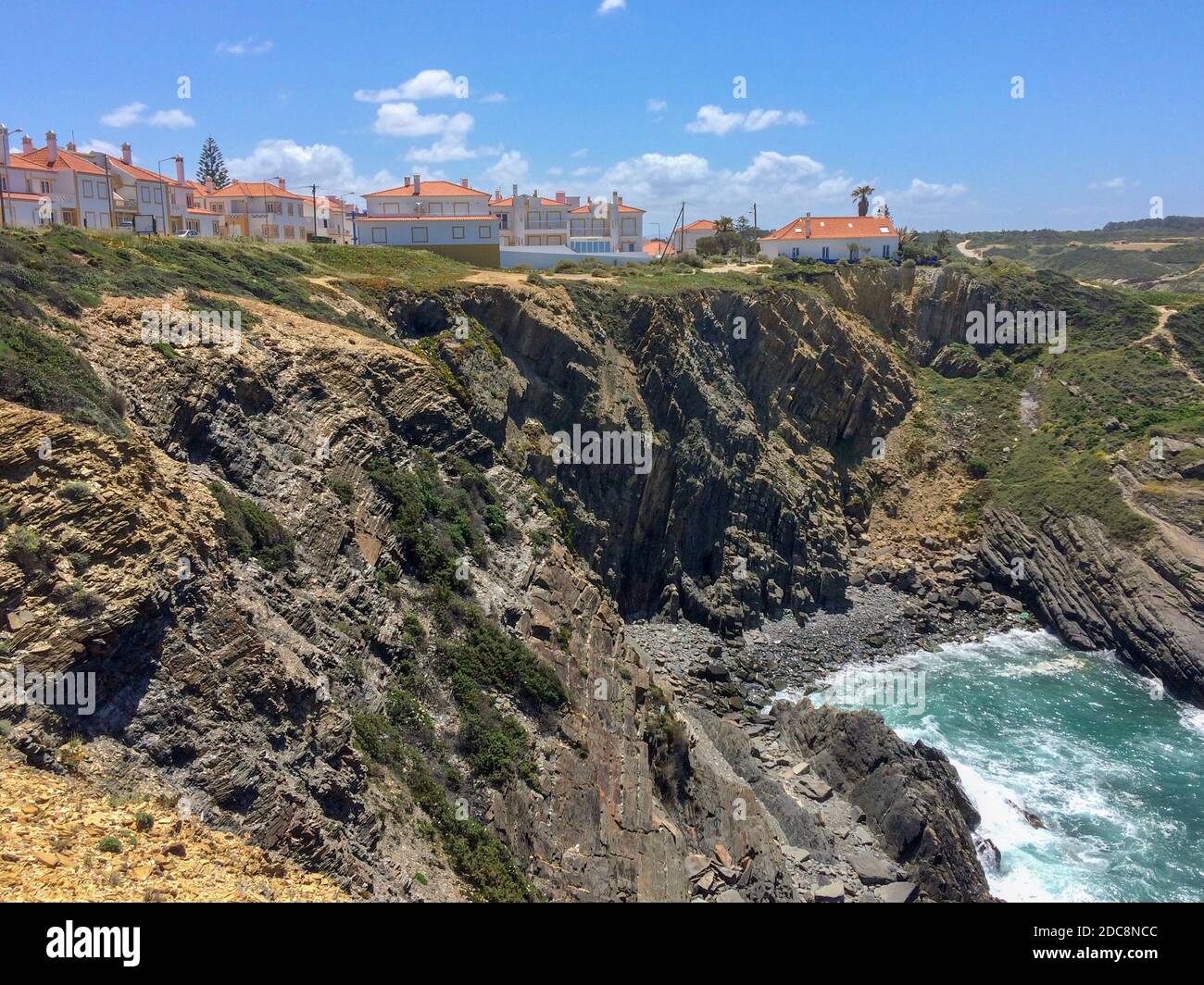 Kleine Stadt am Meer, viele kleine Wolken, einsamer Ort, touristischer Ort Stockfoto