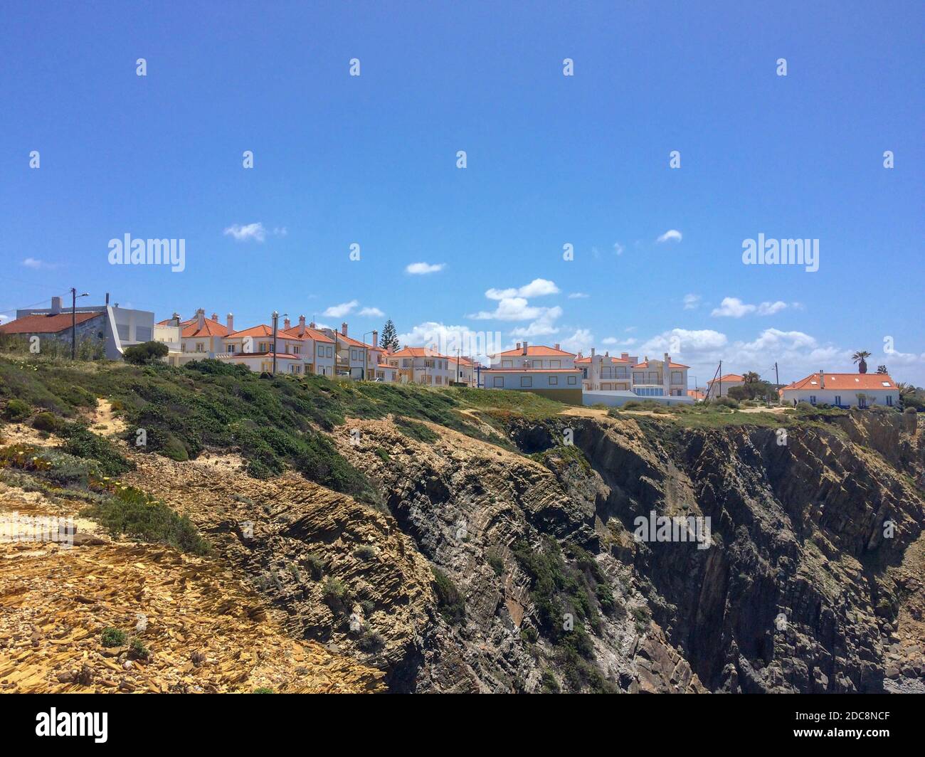 Kleine Stadt am Meer, viele kleine Wolken, einsamer Ort, touristischer Ort Stockfoto