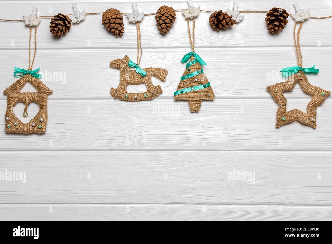 Girlande Mit Zapfen Engeln Weihnachtsschmuck Vorlage Fur Neujahrsposter Platz Zum Kopieren Stockfotografie Alamy