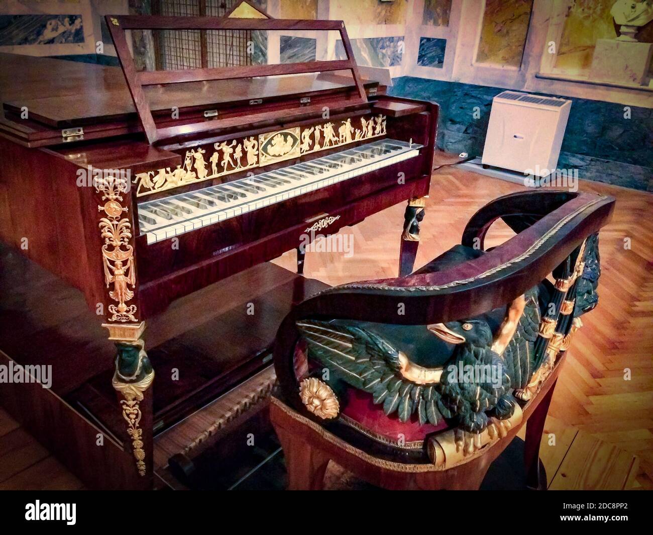Altes Musikinstrument, altes Musikinstrument, Museum von Wien, Malerei, Schnitzerei, Dunst, Vignettierung Stockfoto