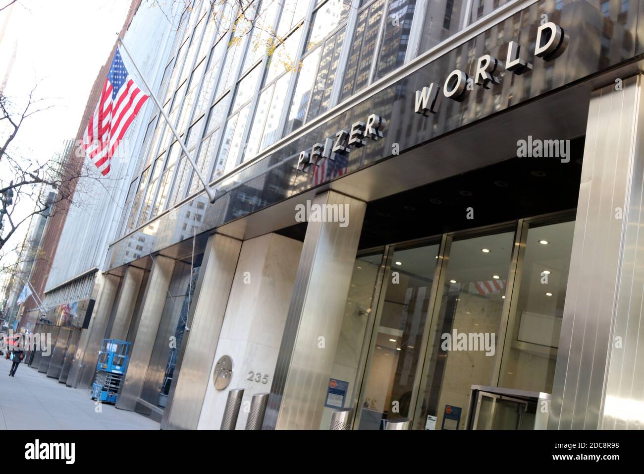 New York City, New York, USA. November 2020. Der Hauptsitz des amerikanischen multinationalen Pharmakonzerns Pfizer Inc. Befindet sich an der Ostseite Manhattans. Das Unternehmen gab bekannt, dass es innerhalb weniger Tage eine Notfallgenehmigung für seinen Coronavirus-Impfstoff beantragen wird, nachdem sich das experimentelle Medikament in Phase-3-Tests zu 95 % als wirksam erwiesen hat. Das Unternehmen gab an, dass es bis zu 50 Millionen Dosen im Jahr 2020 und 1.3 Milliarden Dosen im Jahr 2021 ausmachen kann. Pfizer mit Hauptsitz in New York City entwickelt und produziert Medikamente und Impfstoffe für eine Vielzahl medizinischer Disziplinen. Quelle: G. Ronald Lopez/ZUMA Wire/Alamy Live News Stockfoto