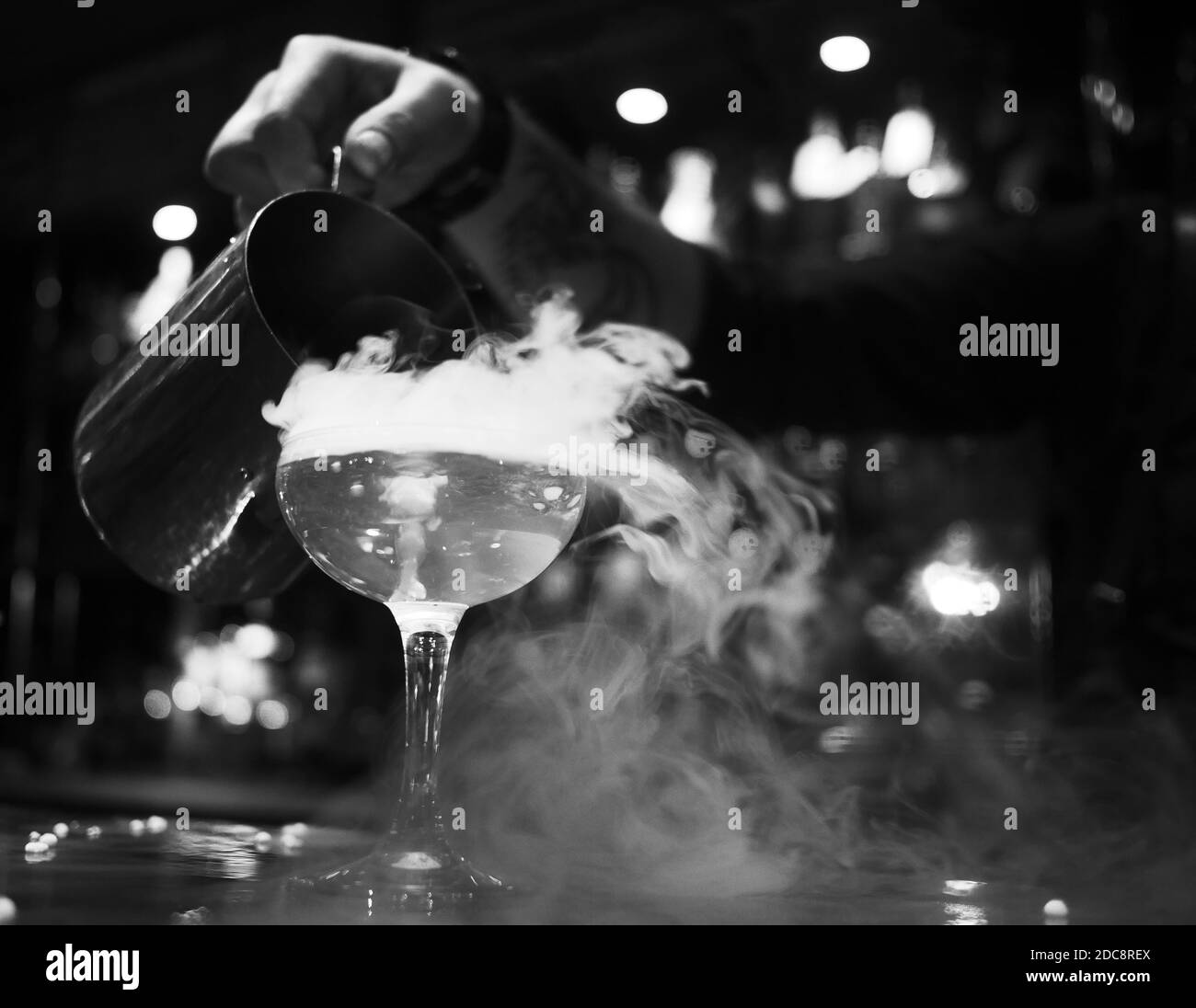 Cocktail Masterclass mit Trockeneis Stockfoto