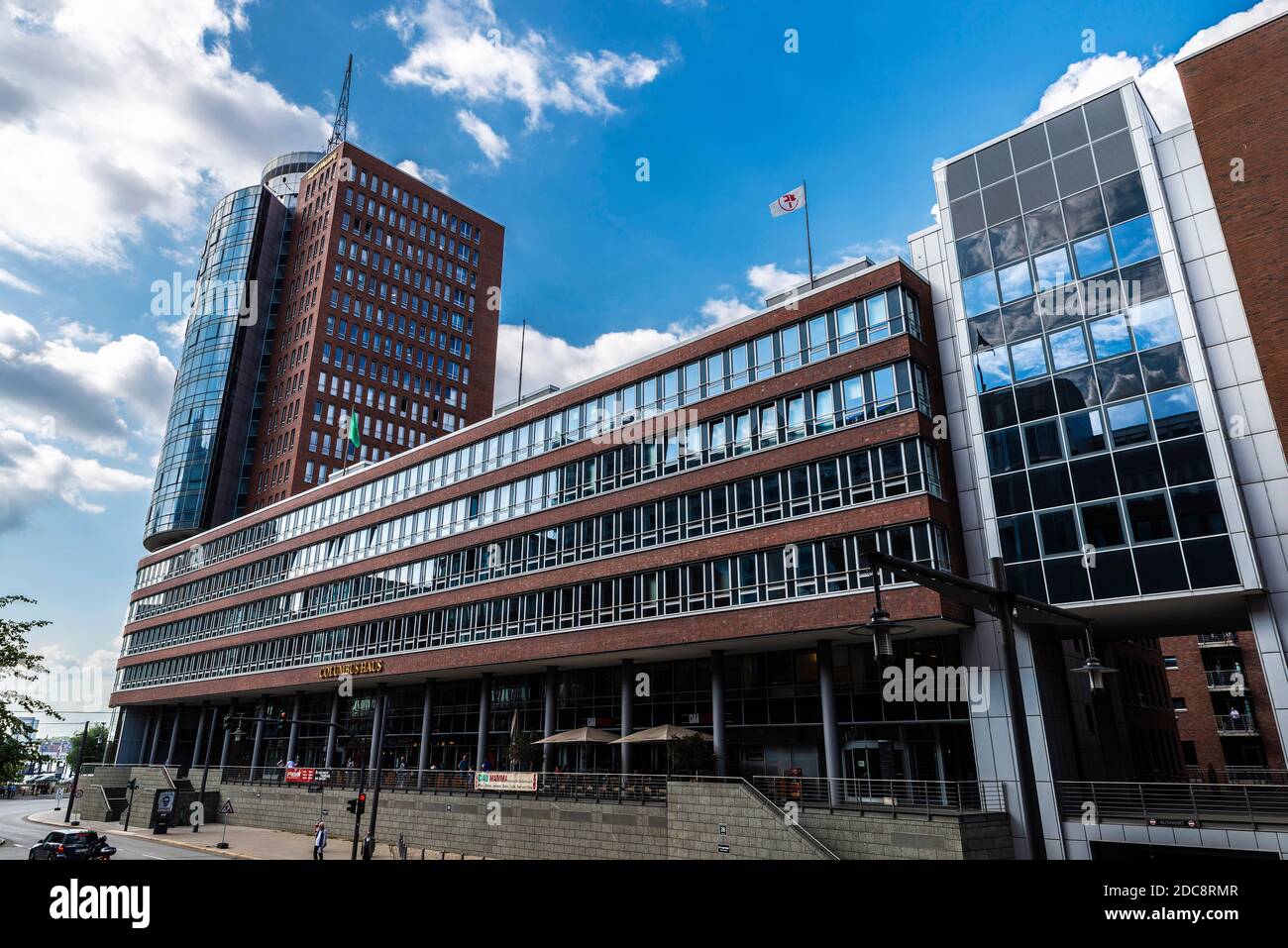 Hamburg, Deutschland - 21. August 2019: Hanseatic Trade Center (HTC), modernes Bürogebäude mit Menschen rund um die HafenCity in der po Stockfoto