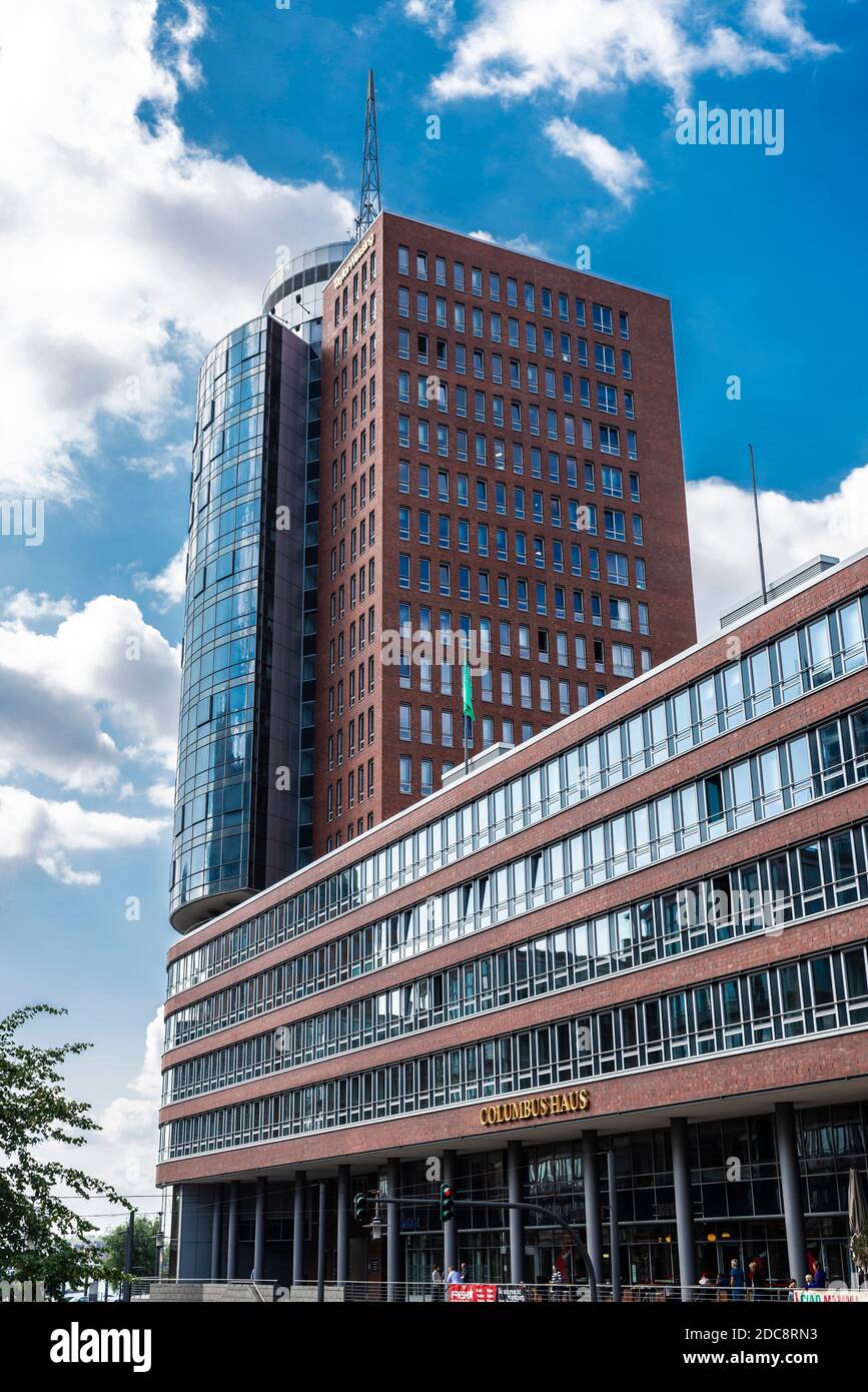Hamburg, Deutschland - 21. August 2019: Hanseatic Trade Center (HTC), modernes Bürogebäude mit Menschen rund um die HafenCity in der po Stockfoto