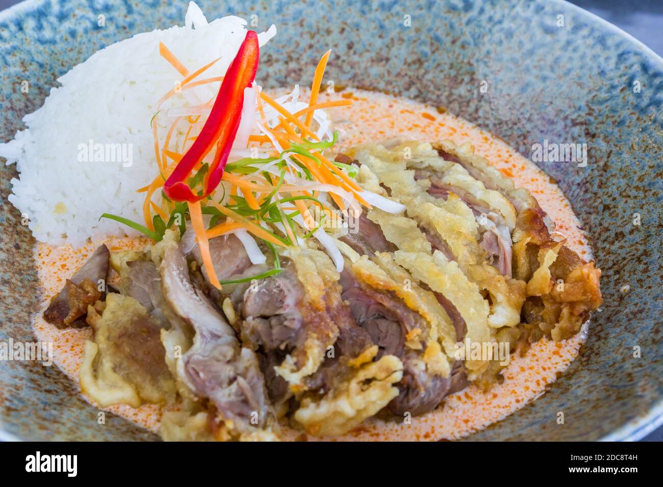 Thai-Stil geröstete Ente in Kokoscreme mit weißem Reis Stockfoto