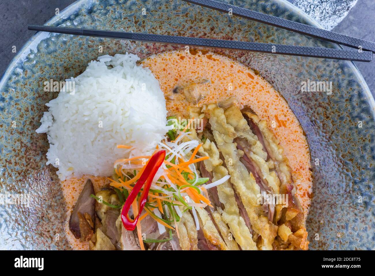 Thai-Stil geröstete Ente in Kokoscreme mit weißem Reis Stockfoto