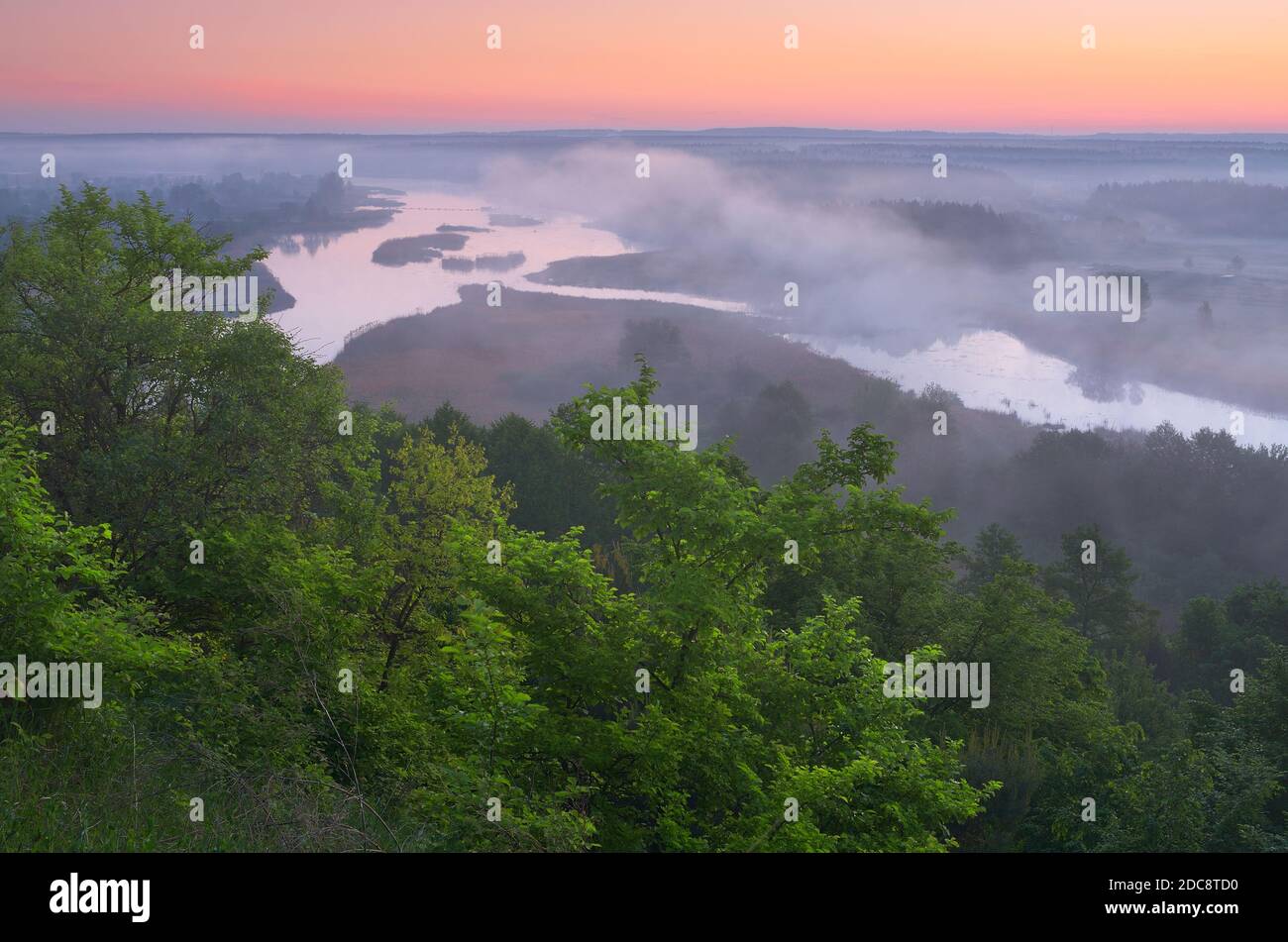 Morgenlandschaft mit Flusstal. Vordämmerung Dämmerung mit Nebel. Wunderbarer Zustand der Natur. ROS Fluss, Ukraine, Europa Stockfoto