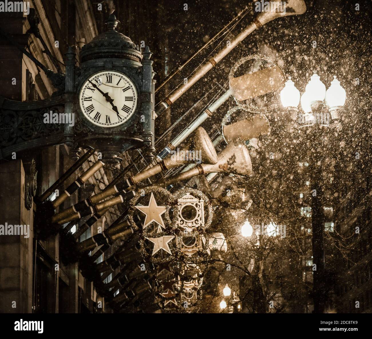 Weihnachtsbeleuchtung, Dekoration und Schnee im Winter Dezember Stockfoto