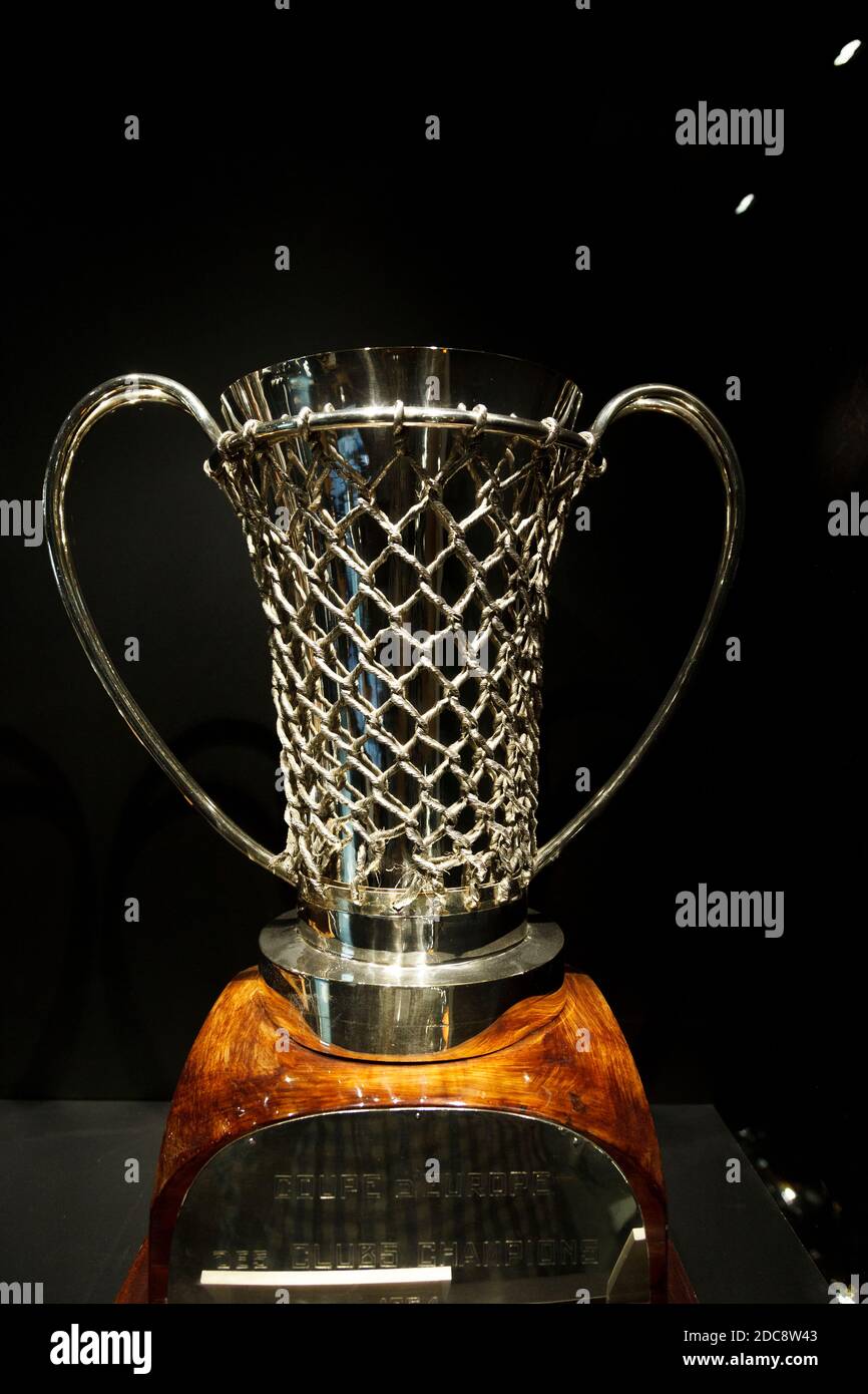 Die alte Trophie des Basketball-Europameisters, wie sie im Real Madrid Basketball Club Museum in Madrid, Spanien, Europa, zu sehen ist. Stockfoto