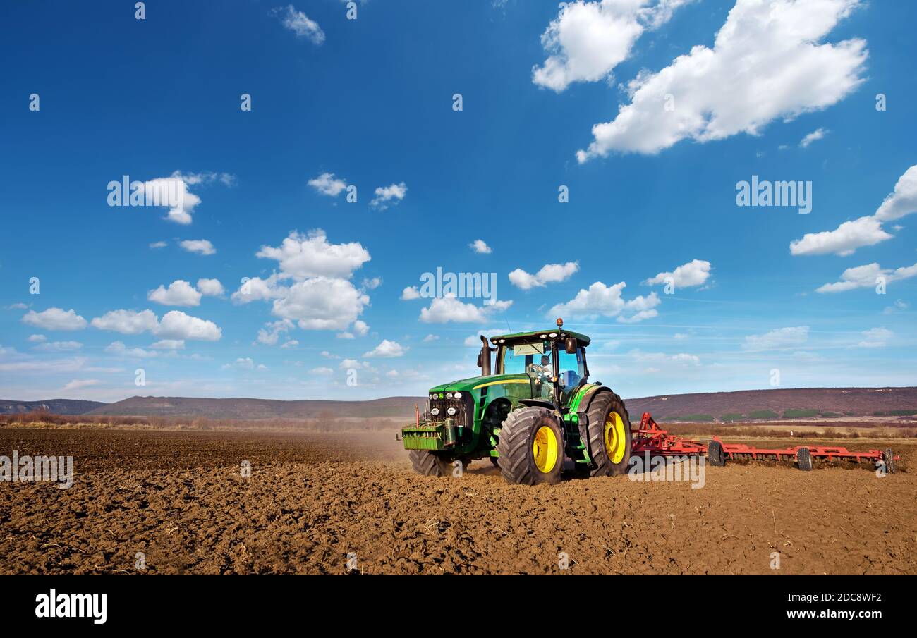 Varna, Bulgarien - 5. März 2017 pflügen ein Feld mit John Deere 6930 Traktor. John Deere wurde 1995-1999 hergestellt und es hat JD 7,6 L oder 8.1 L 6- Stockfoto