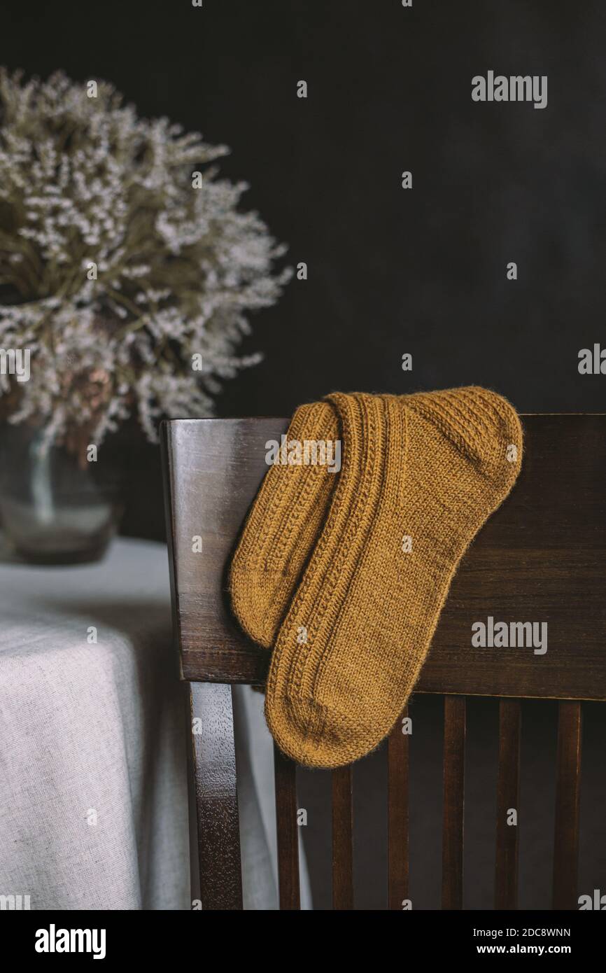 Ein Paar handgestrickte Socken. Dunkler Hintergrund. Für Text platzieren. Stockfoto