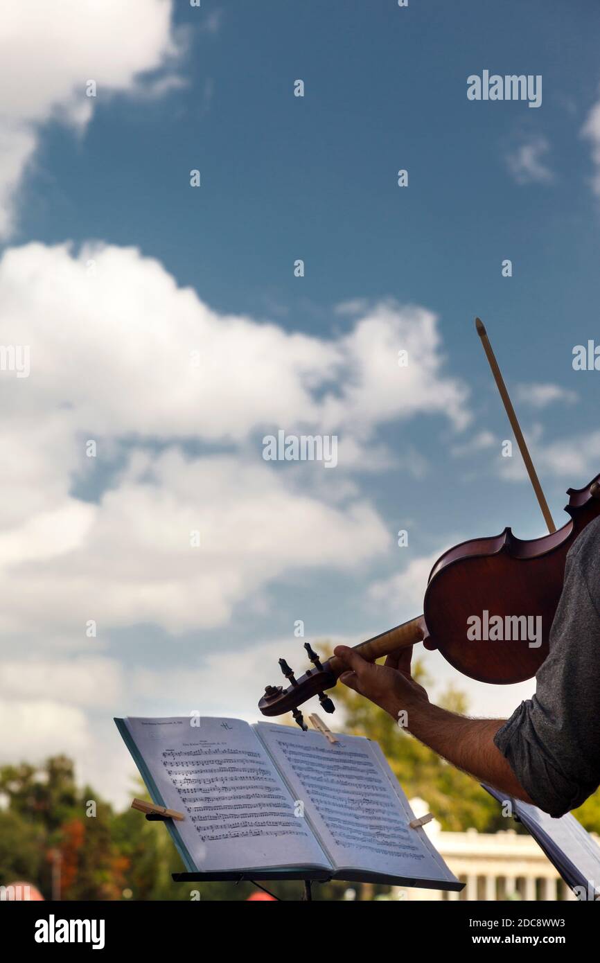 Violonist im Freien im Parque del Buen Retiro, in Madrid, Spanien, Europa. Stockfoto