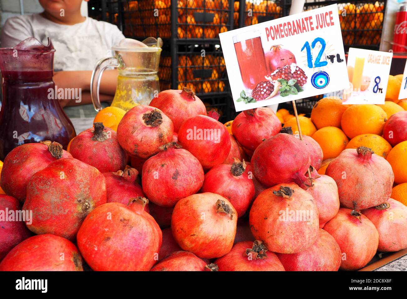 Frisches Obst Granatäpfel und Orangen auf dem lokalen Markt mit Preisschildern für die Zubereitung von Saft: Istanbul, Türkei - 22. August 2018 Stockfoto
