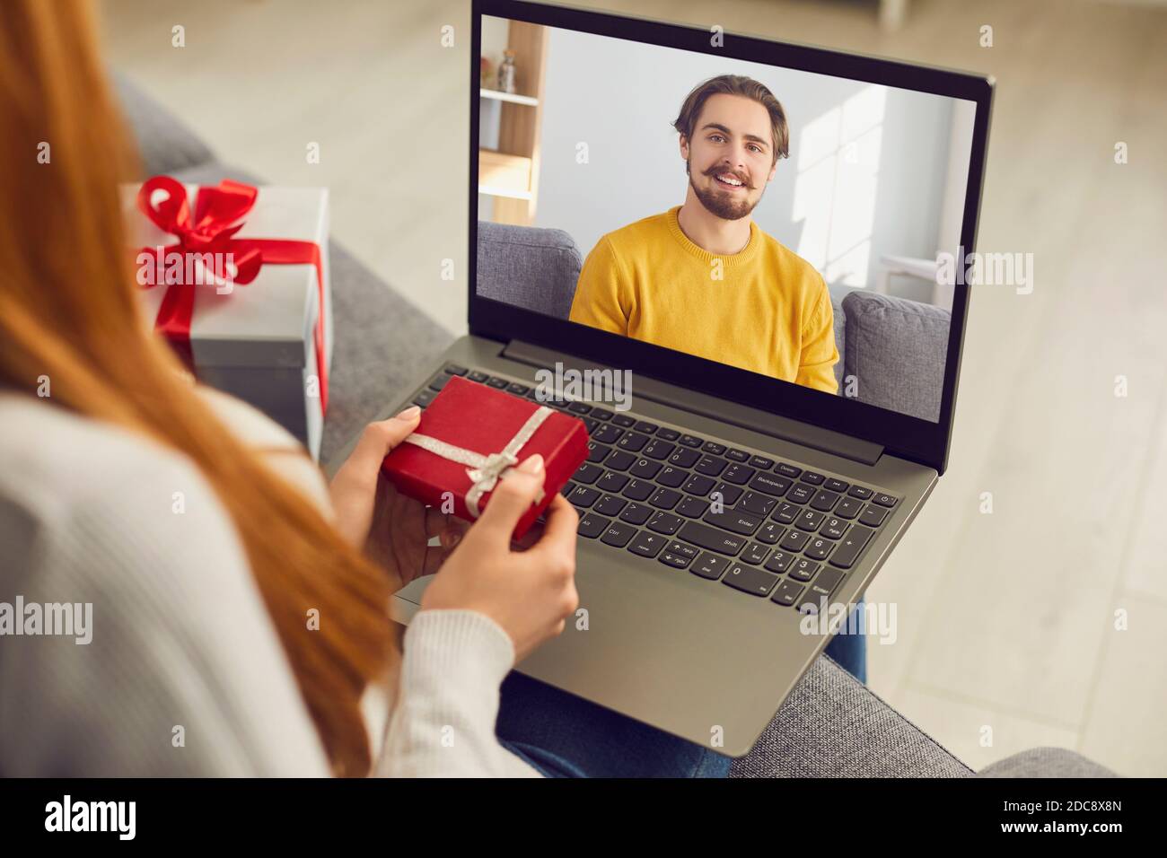 Frau Video ruft Freund in Lockdown und zeigt ihm Geburtstag Oder Valentine Geschenke, die sie vorbereitet Stockfoto