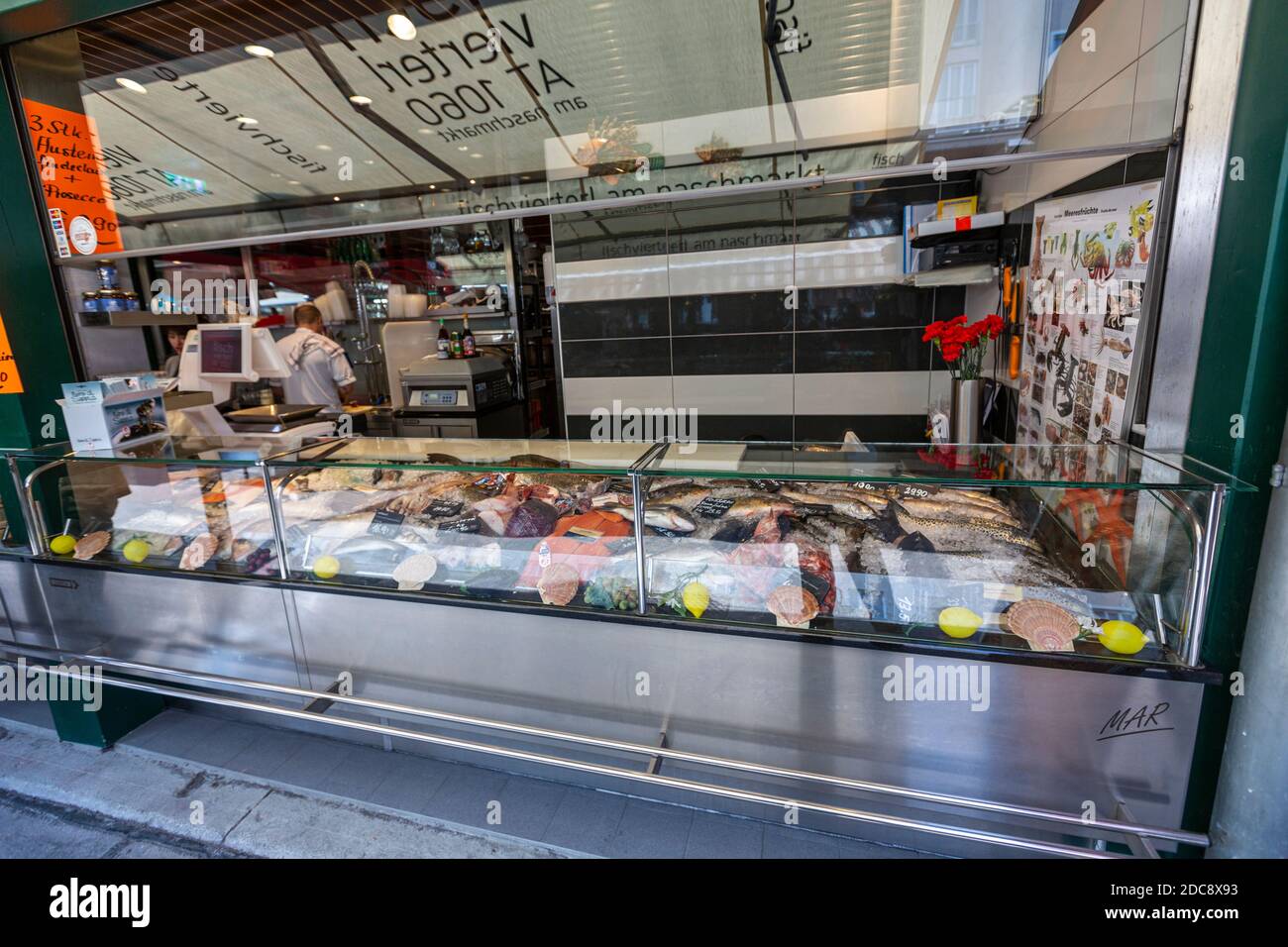 Der Wiener Naschmarkt, Fischmarkt steht in Wien, Österreich. Stockfoto