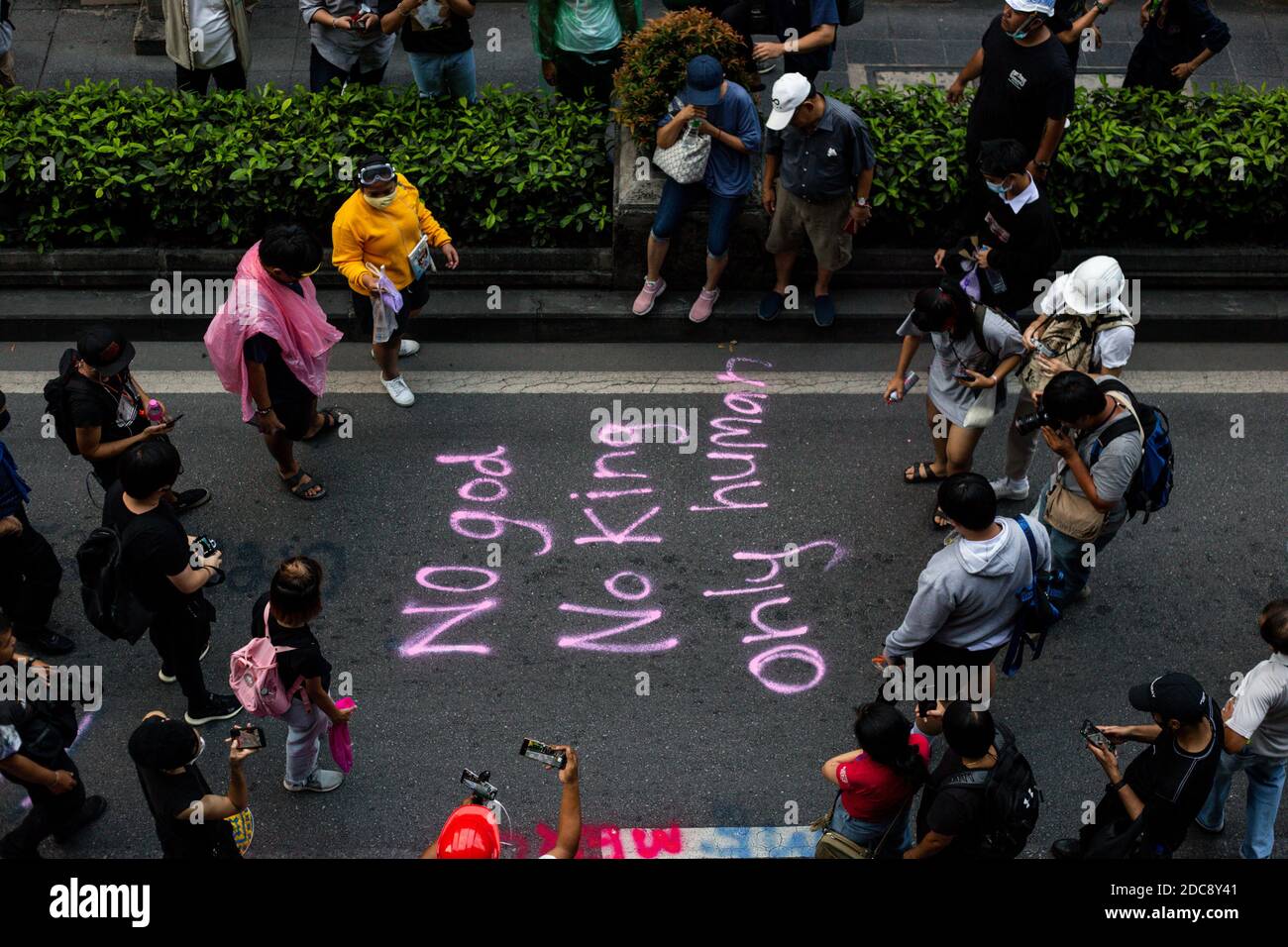 Bangkok, Thailand. November 2020. Ein Anti-Monarchie-Graffiti auf dem Straßenboden neben dem königlichen thailändischen Polizeipräsidium während der Demonstration.Tausende von Pro-Demokratie-Demonstranten versammelten sich an der Kreuzung Ratchaprasong, um im Hauptsitz der Royal Thai Police zu spritzen und Farbe zu sprühen, um eine Verfassungsänderung durch die Regierung zu fordern. Kredit: Jittima Lukboon/SOPA Images/ZUMA Wire/Alamy Live Nachrichten Stockfoto