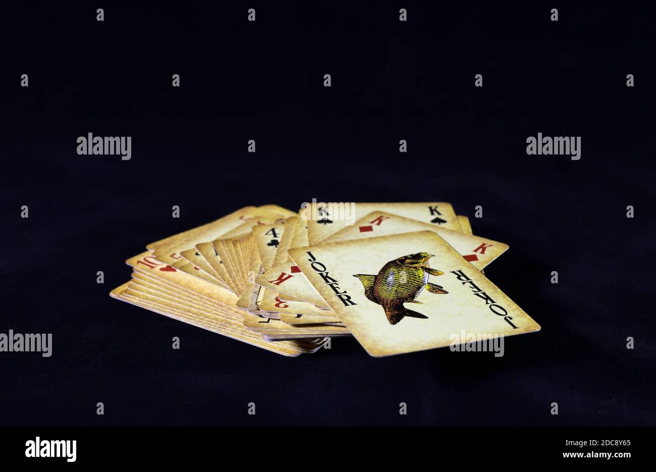 Poker spielt Karten auf dem Tisch Stockfoto