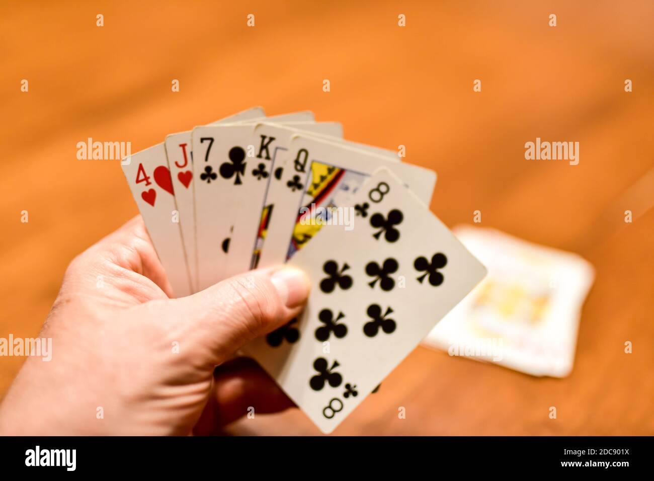 Menschliche Hand hält Spielkarten spielen Kartenspiel Stockfoto