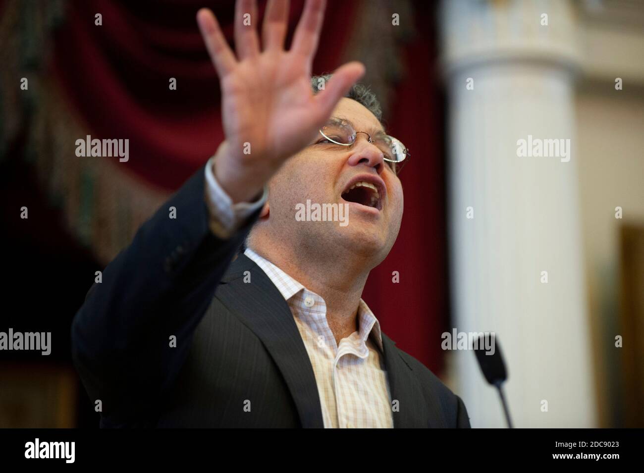 Austin, Texas, USA. Oktober 2012. Der bekannte Jurist, Rechtsanwalt, Blogger und Autor JEFFREY TOOBIN begrüßt seine Fans und hält eine Keynote-Rede beim Texas Book Festival am 27. Oktober 2012. Toobins Auftritt fiel mit der Veröffentlichung eines seiner vielen Bücher zusammen, "der Eid" über das Weiße Haus Obama und den Obersten Gerichtshof. Quelle: Bob Daemmrich/ZUMA Wire/Alamy Live News Stockfoto