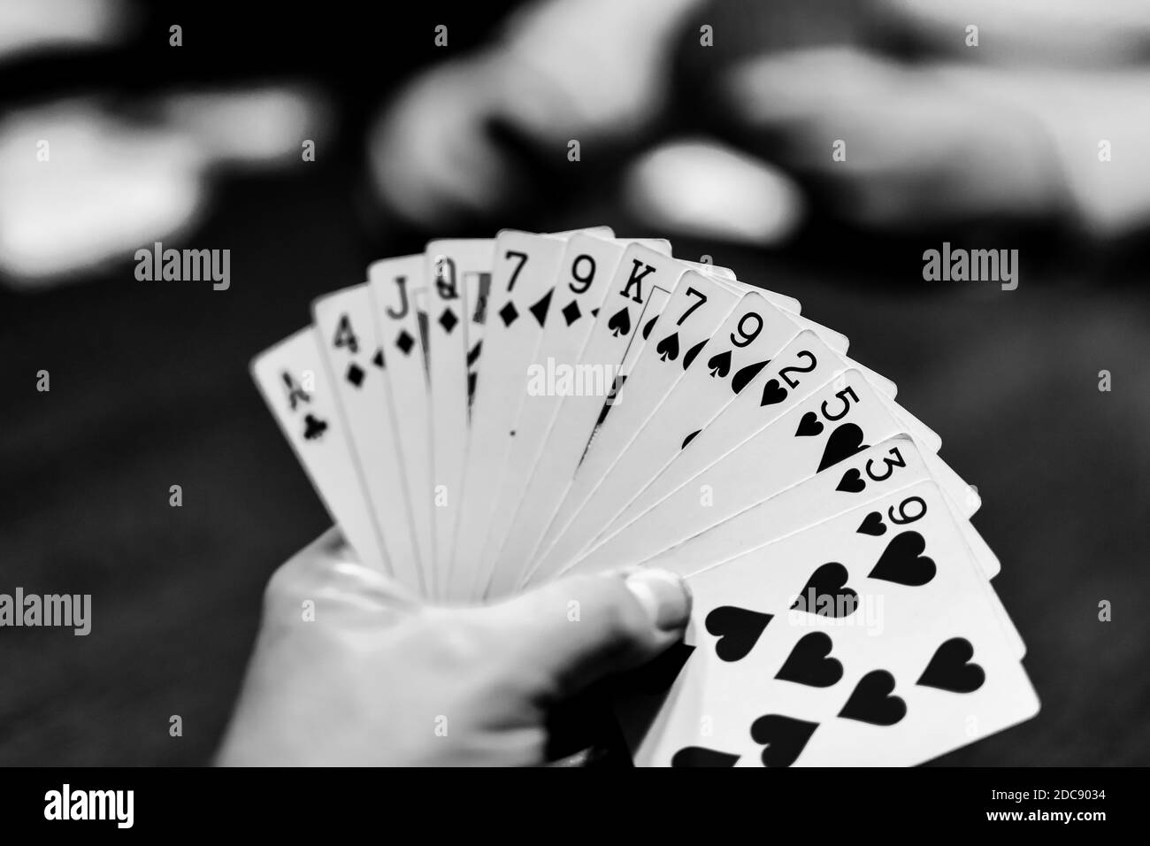 Menschliche Hand hält Spielkarten spielen Kartenspiel Stockfoto