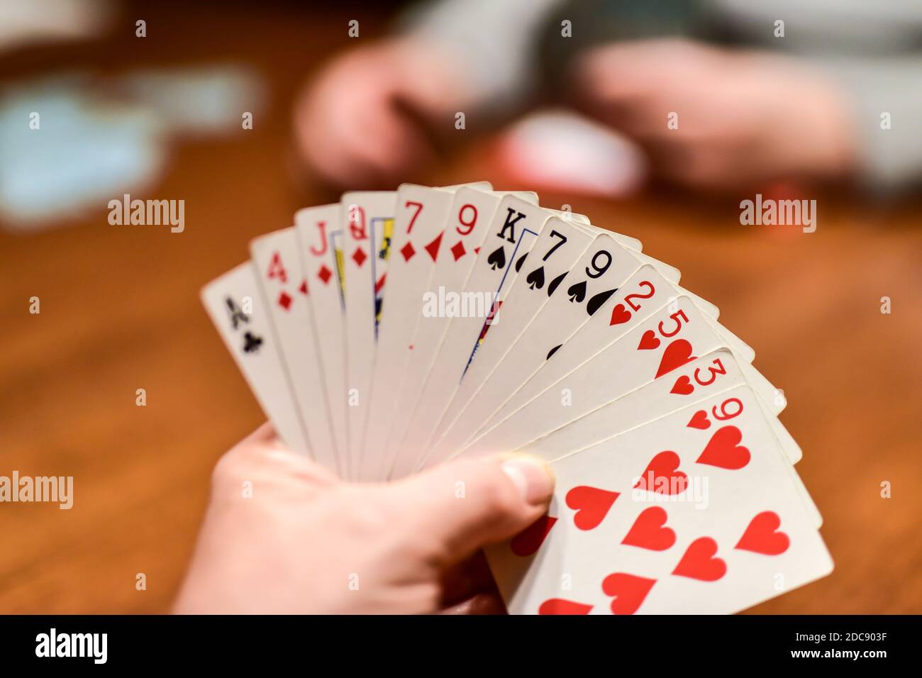 Menschliche Hand hält Spielkarten spielen Kartenspiel Stockfoto