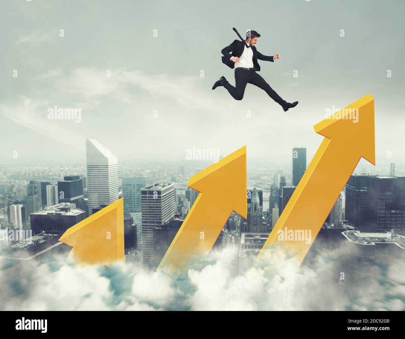 Geschäftsmann springt auf steigende Statistik Pfeile, um die Spitze zu erreichen Stockfoto