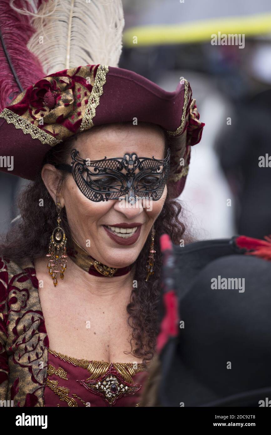 Eine Frau in einem schönen Kleid und traditioneller Maske aus Venedig während des weltberühmten Karnevals Stockfoto