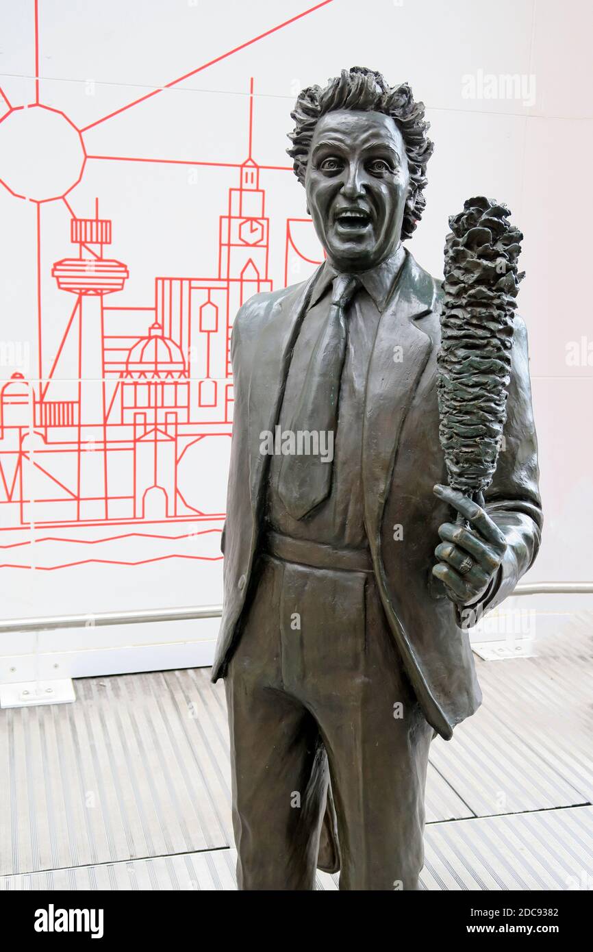 Ken Dodd, Tom Murphy Statue, Chance Meeting, am Bahnhof Lime Street, Liverpool, Merseyside, England, Großbritannien Stockfoto