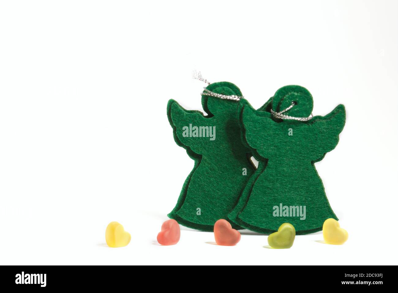 Gruß einer Weihnachtskarte für Weihnachten & Neujahr Urlaub der Rahmen mit einem zwei grünen Filz Angelspielzeug und Platz für Ihren Text kopieren. Stockfoto