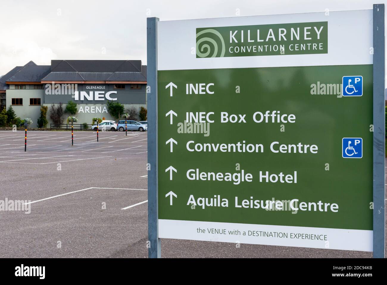 Leerer Parkplatz am Killarney Convention Center oder INEC Informationen und Wegweiser am Gleneagle Hotel in Killarney County Kerry Irland Stockfoto