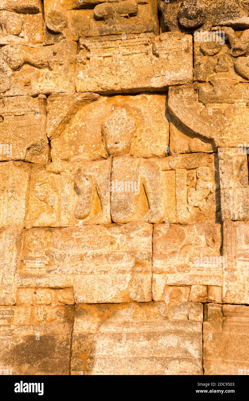 Nahaufnahme Foto des Details der Steinbas Reliefschnitzereien, die die Wände des Borobudur-Tempels umschließen, Yogyakarta, Java, Indonesien, Asien, Hintergrund mit Kopierraum Stockfoto
