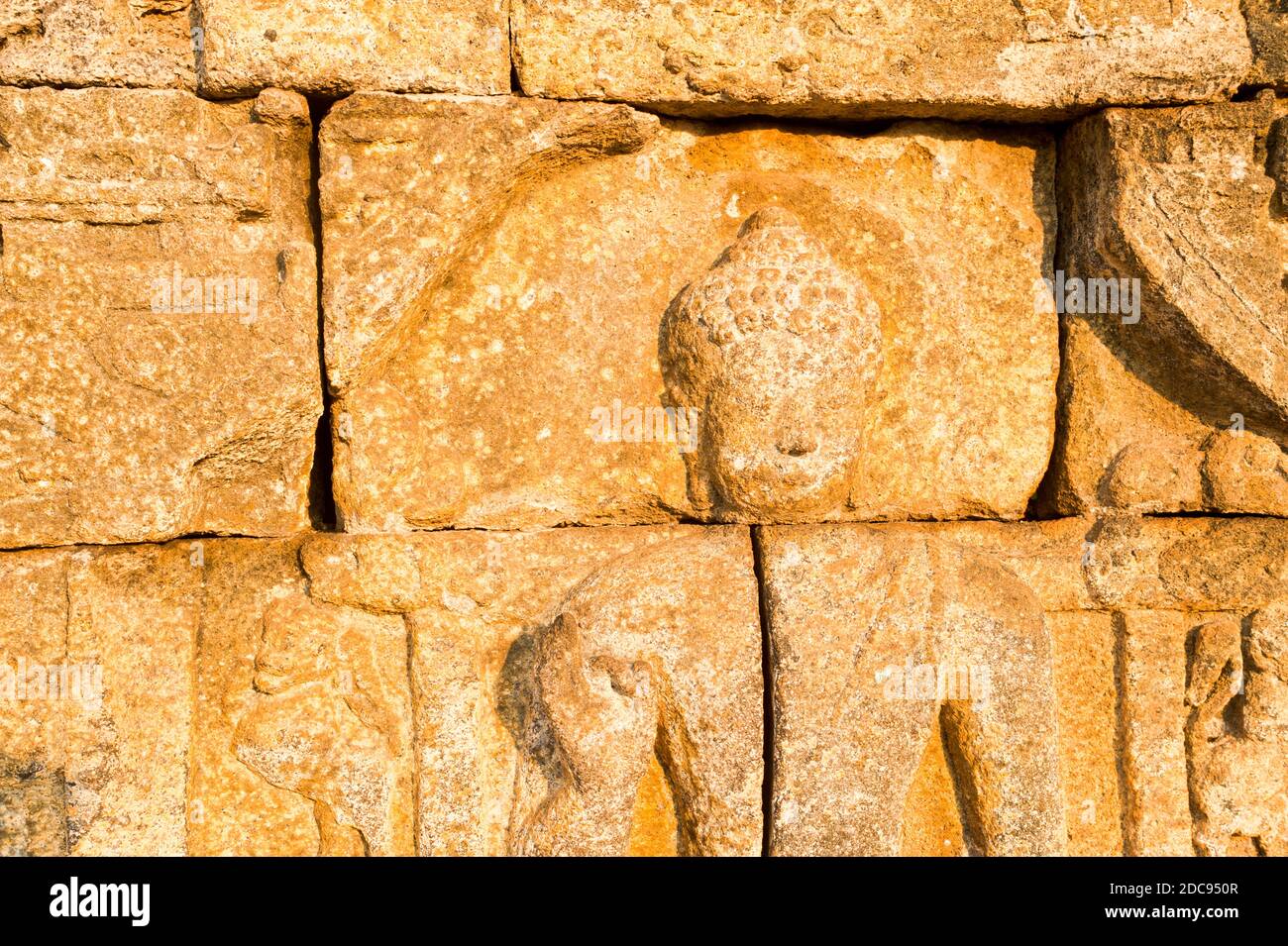 Nahaufnahme Foto des Details der Steinbas Reliefschnitzereien, die die Wände des Borobudur-Tempels umschließen, Yogyakarta, Java, Indonesien, Asien, Hintergrund mit Kopierraum Stockfoto