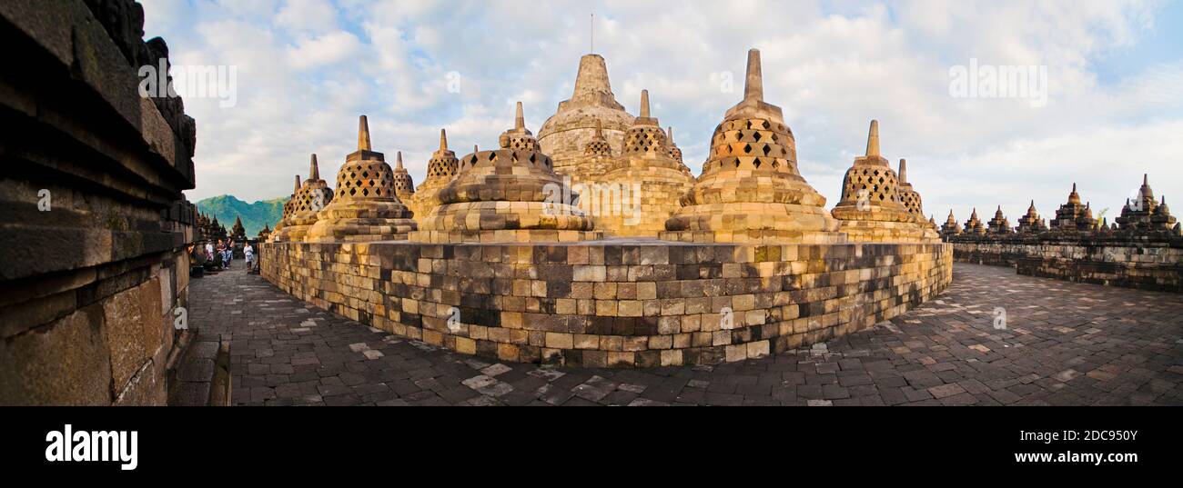 Steinstupas auf der obersten Ebene des Borobudur-Tempels, Yogyakarta, Java, Indonesien, Asien, Asien Stockfoto