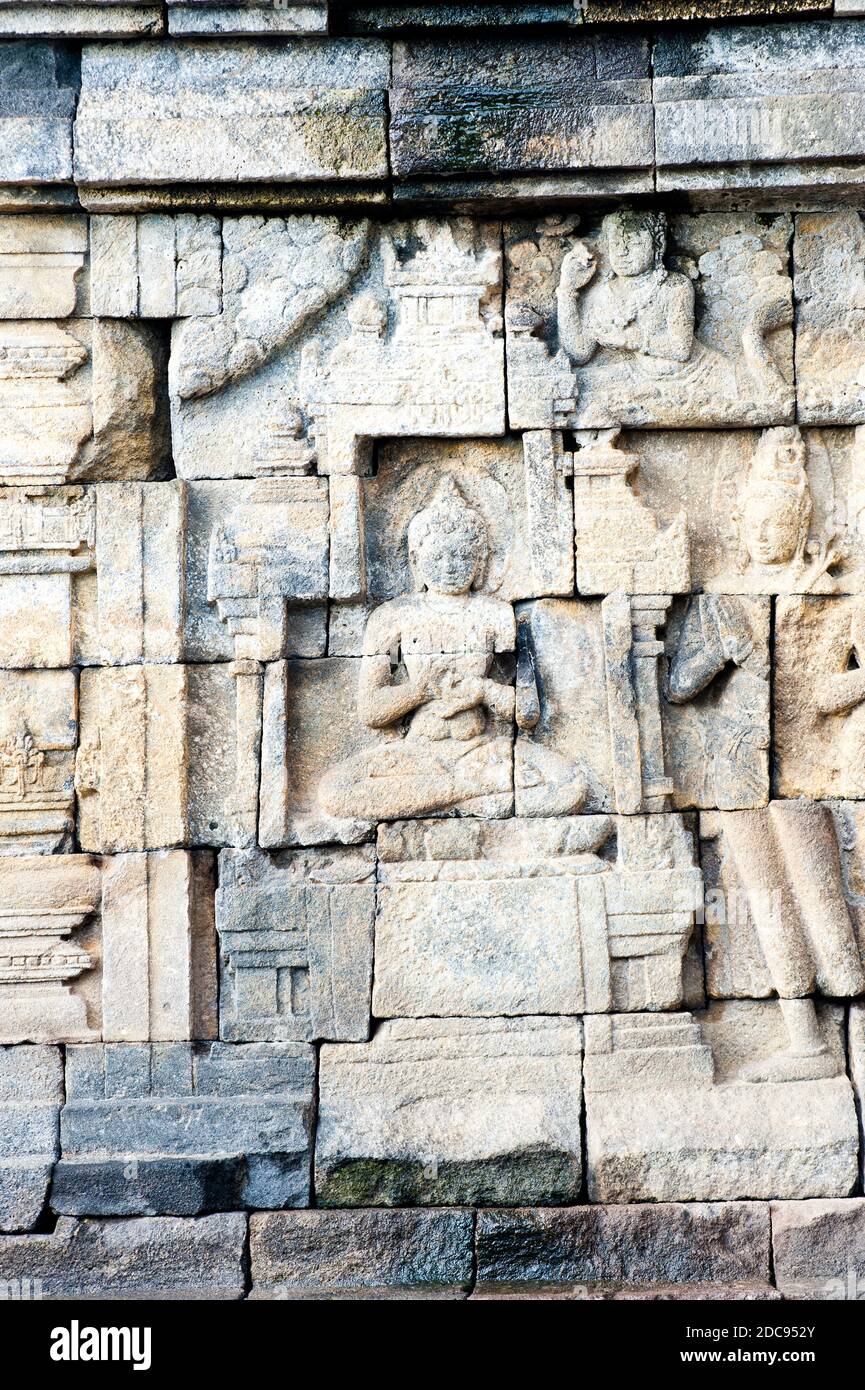 Nahaufnahme Foto des Details der Steinbas Reliefschnitzereien, die die Wände des Borobudur Tempels, Yogyakarta, Java, Indonesien, Asien Stockfoto