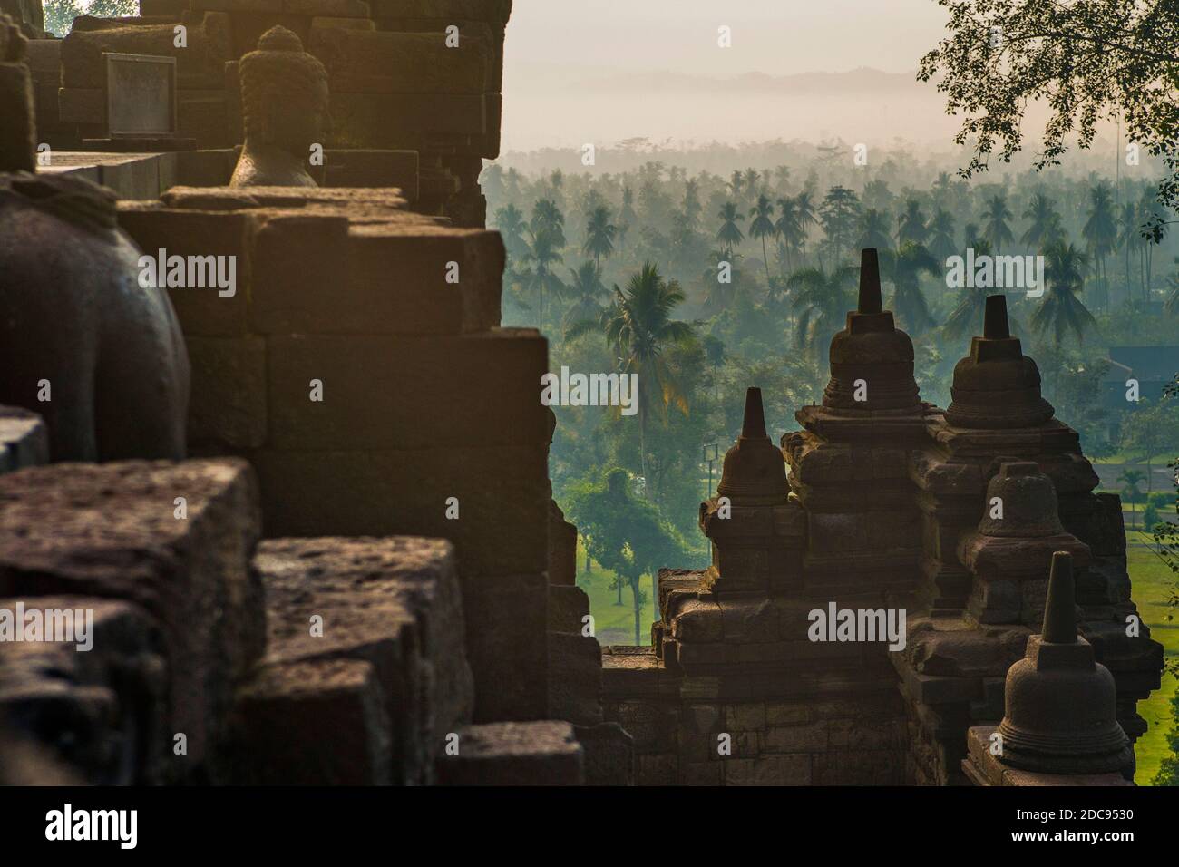 Steinstopas und Morgenmist auf der Kedu-Ebene bei Sonnenaufgang im Borobudur-Tempel, Yogyakarta, Java, Indonesien, Asien Stockfoto