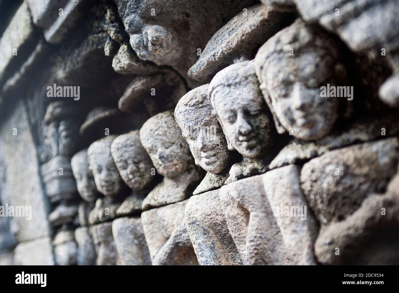 Nahaufnahme Foto von Bas Reliefschnitzereien, die die Wände des Borobudur-Tempels umschließen, Yogyakarta, Java, Indonesien, Asien, Hintergrund mit Kopierraum Stockfoto