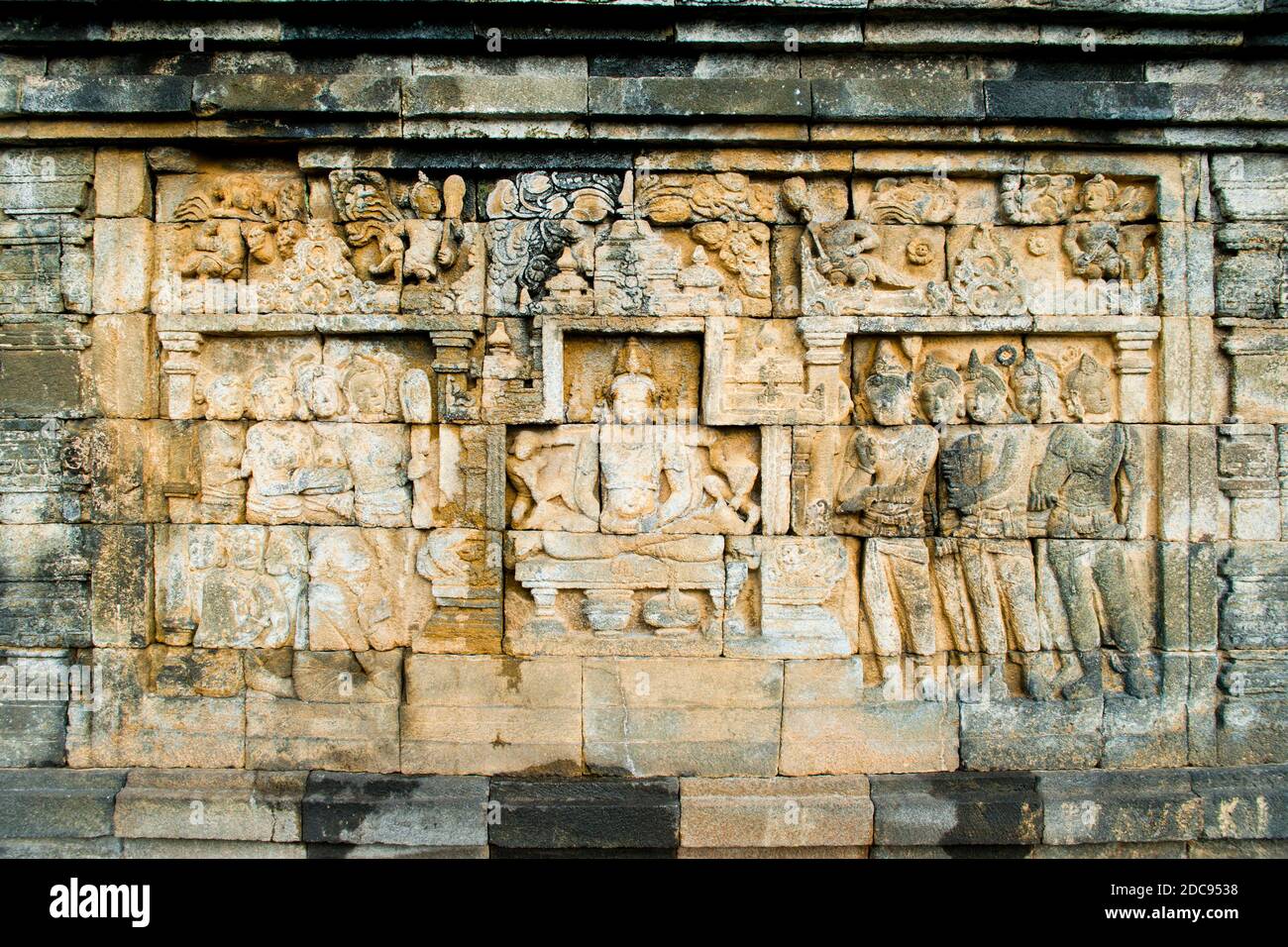 Nahaufnahme Foto des Details der Steinbas Reliefschnitzereien, die die Wände des Borobudur Tempels, Yogyakarta, Java, Indonesien, Asien Stockfoto