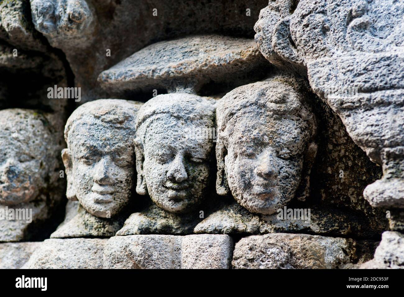 Nahaufnahme Foto von Bas Reliefschnitzereien, die die Wände des Borobudur-Tempels umschließen, Yogyakarta, Java, Indonesien, Asien, Hintergrund mit Kopierraum Stockfoto