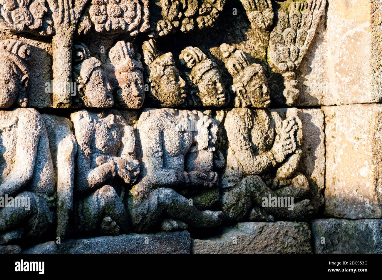 Nahaufnahme Foto des Details der Steinbas Reliefschnitzereien, die die Wände des Borobudur Tempels, Yogyakarta, Java, Indonesien, Asien Stockfoto