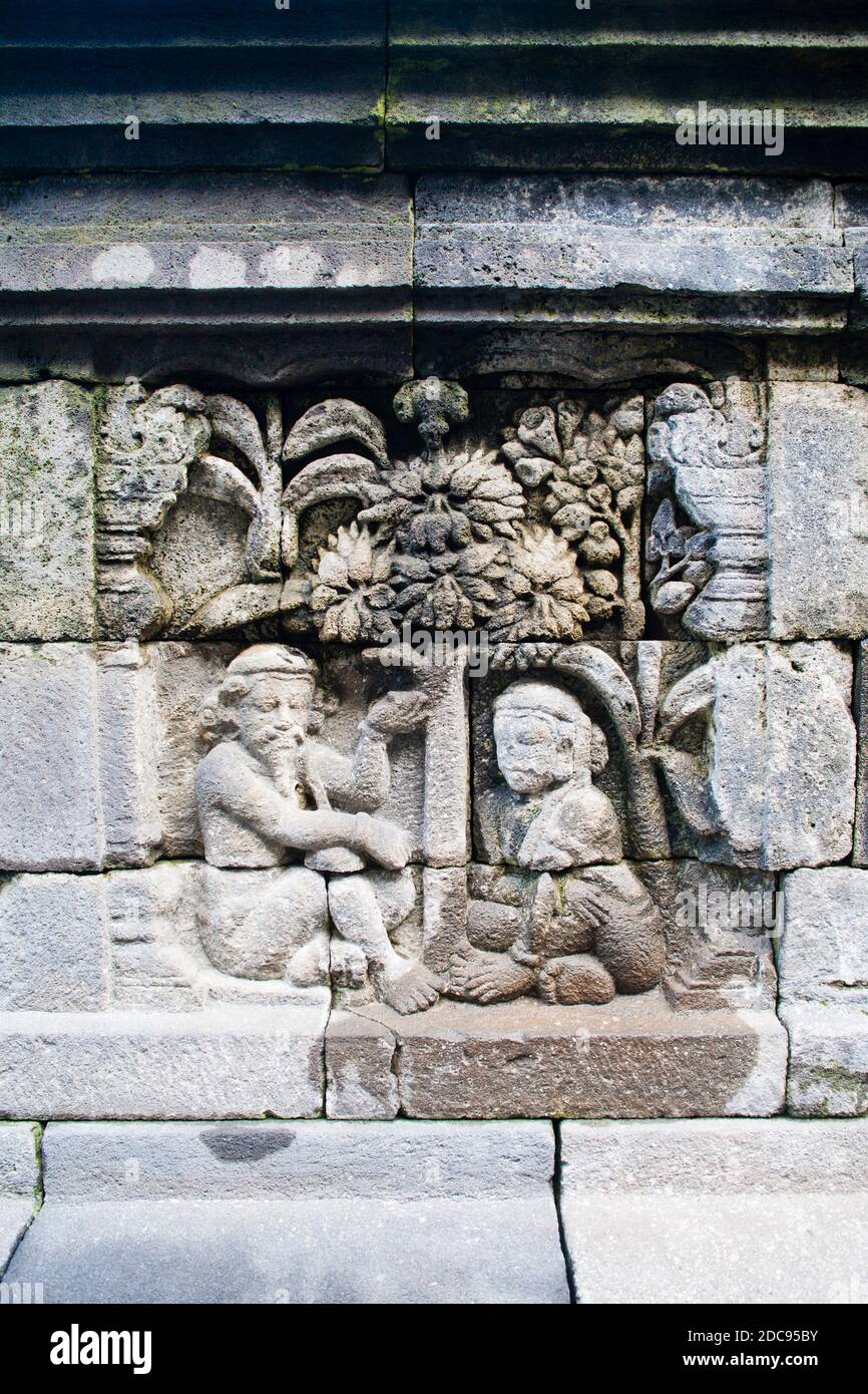 Nahaufnahme Foto des Details der Steinbas Reliefschnitzereien, die die Wände des Borobudur Tempels, Yogyakarta, Java, Indonesien, Asien Stockfoto