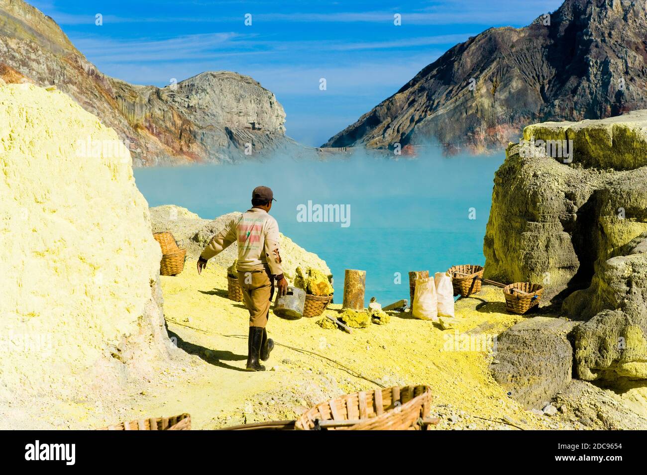 Schwefelarbeiter bei Kawah Ijen, Java, Indonesien, Asien Stockfoto