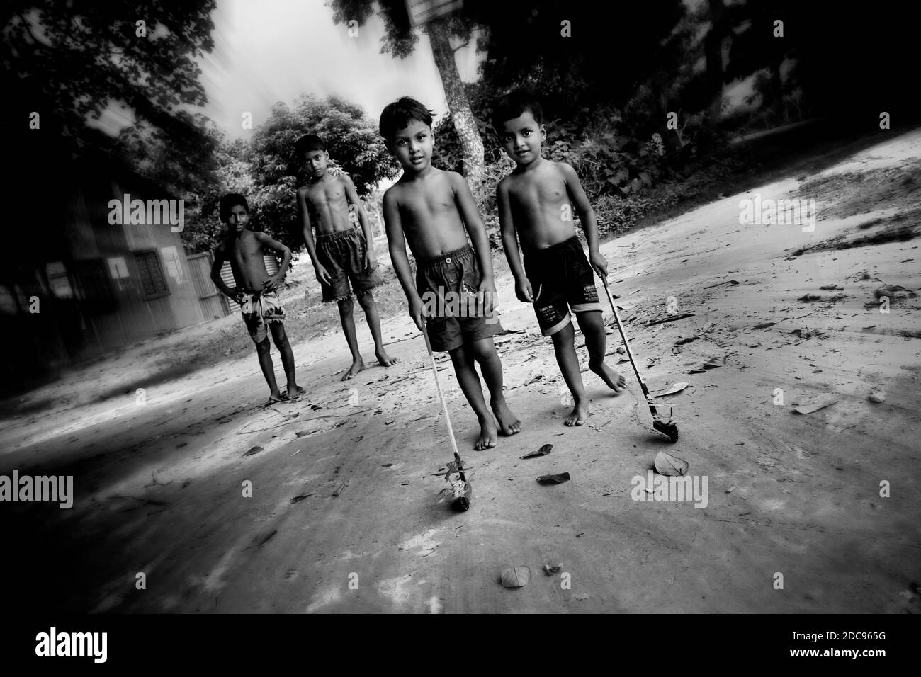 Straßenkind spielt in Bangladesch Stockfoto