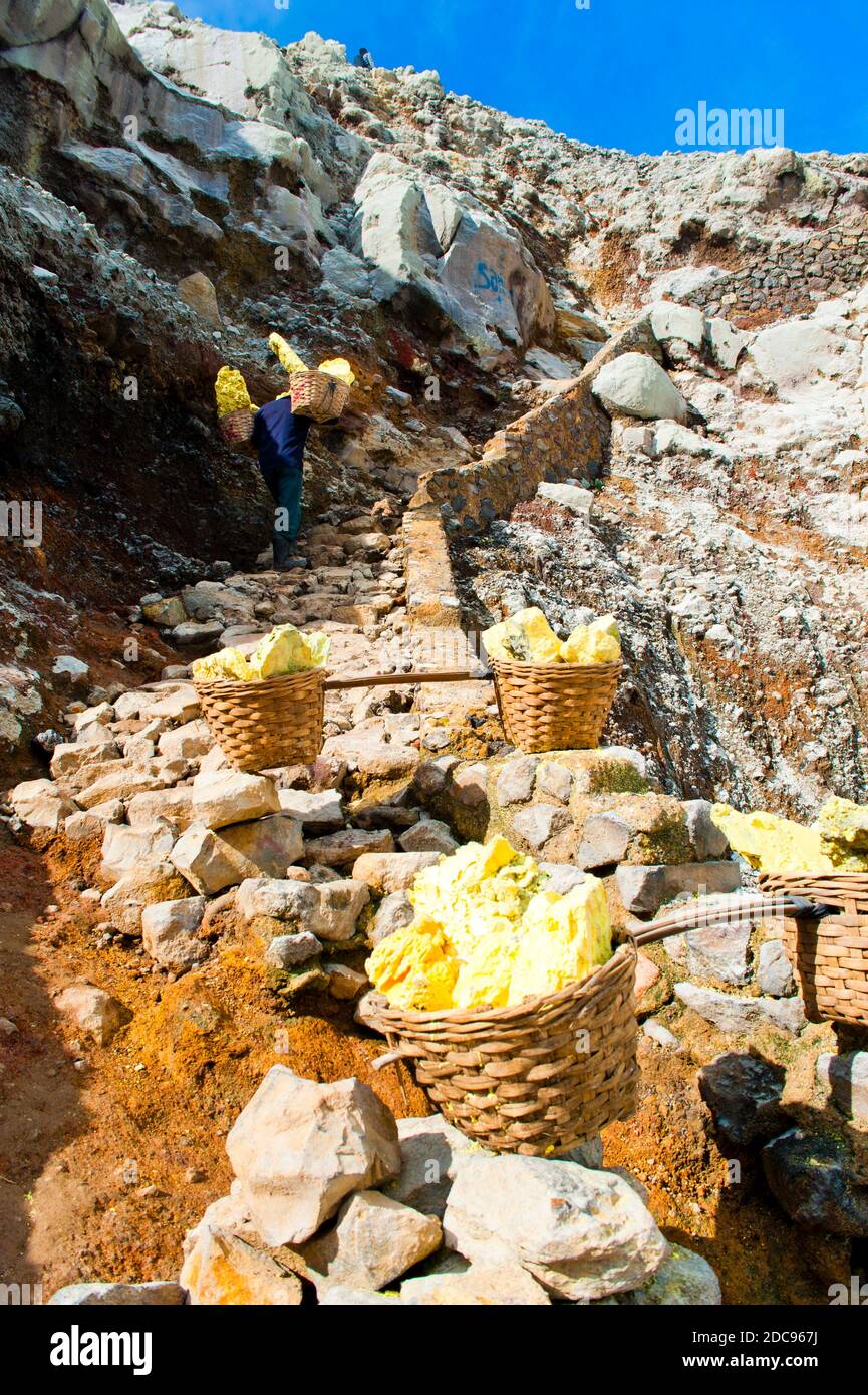 Schwefelarbeiter bei Kawah Ijen, Java, Indonesien, Asien Stockfoto
