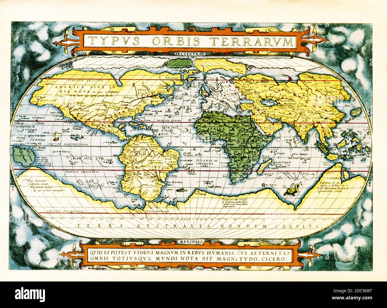 Der Text oben auf dieser Weltkarte von Abraham Ortelius lautet: Typus Orbis Terrarum (Weltkarte). Die Karte stammt aus dem Jahr 1570 und ist die erste Karte der Welt, die in einem Standardatlas erscheint und somit von grundlegender Bedeutung für die Geschichte der Kartographie ist. Zentriert auf dem Atlantischen Ozean, deckt die Karte die gesamte Welt von Pol zu Pol ab. Die allgemeine Darstellung einer ovalen Projektion aus früheren Karten von Appianus und Bordonius abgeleitet, kartographisch ist es aus der Welt von Gerard Mercator (1569), Gastaldi (1561) und Gutierrez abgeleitet. Der Text am unteren Rand ist ein Zitat, das dem zugeordnet ist Stockfoto